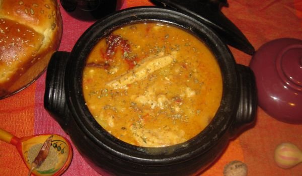 Свински котлети с боб и картофи в гювеч