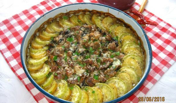 Свински късчета с гъбен сос, тиквички и картофи
