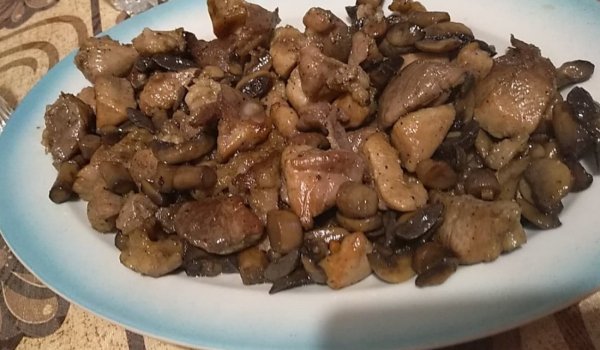 Свински късчета с гъби и вино