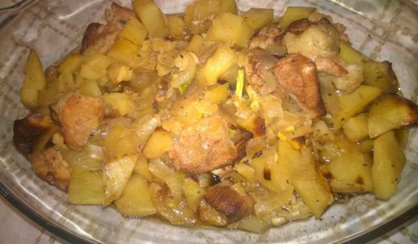 Свински късчета с картофи и праз лук