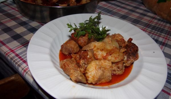 Свински късчета с лук и червен пипер