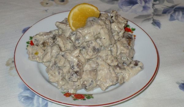 Свински късове с бял сос