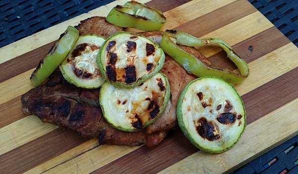 Свински мариновани пържолки със зеленчуци на плоча