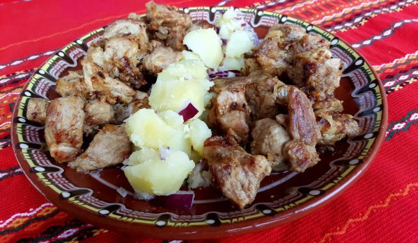 Свински мръвки с лук