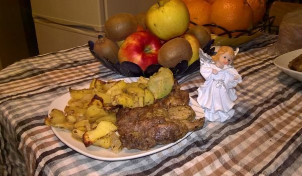 Свински пържоли на фурна с подправки и картофки