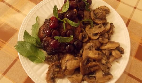 Свински пържоли с гъби и сладко от череши