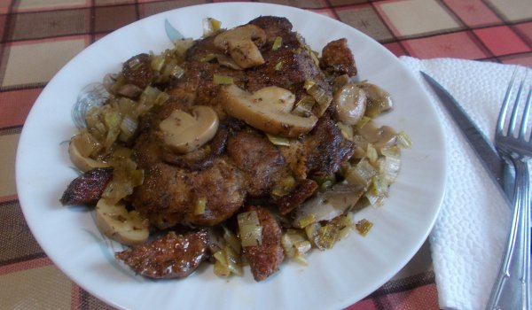 Свински пържоли с гъби, праз и колбас