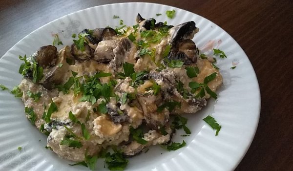 Свински пържоли с гъби, топено сирене и заквасена сметана
