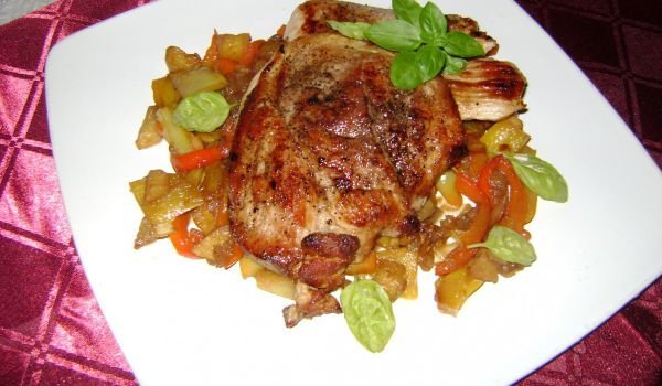 Свински пържоли с ябълки, чушки и босилек