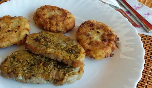 Свински пържоли с картофени кюфтета с праз