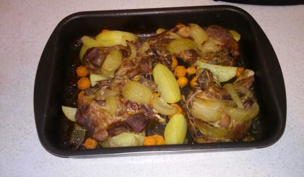 Свински пържоли с картофи, лук и моркови