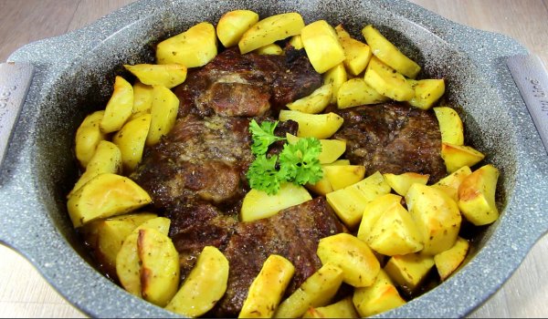 Свински пържоли с картофи на фурна