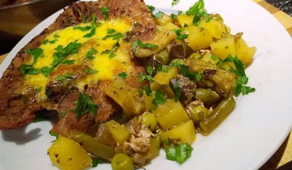 Свински пържоли с микс зеленчуци на фурна