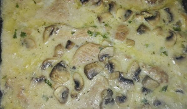 Свински пържоли с прясно мляко, гъби и вино