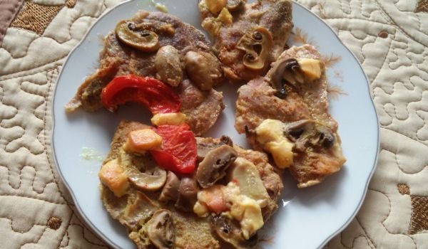 Свински пържолки с гъби и топено сирене