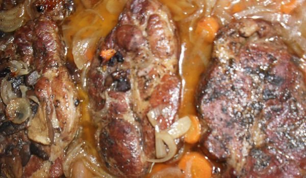 Свински пържолки с вино и зеленчуци