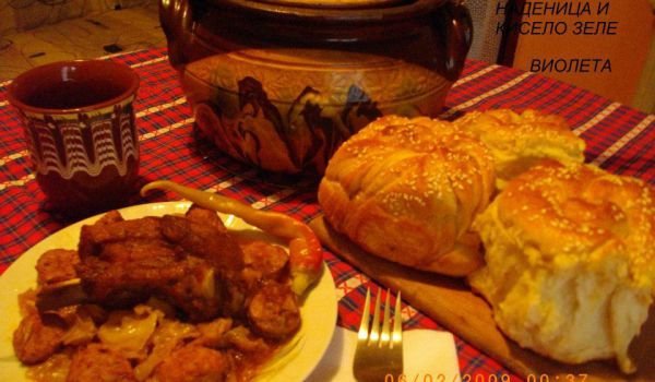 Свински ребра, наденица и кисело зеле в гювеч