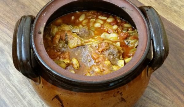 Свински ребра с бял боб и чесън в гърне