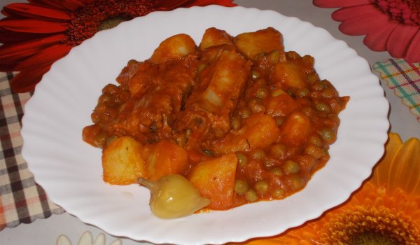 Свински ребра с грах и картофи