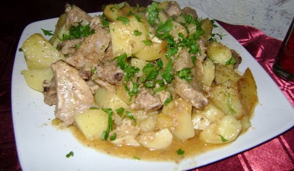 Свински ребърца с чесън и картофки