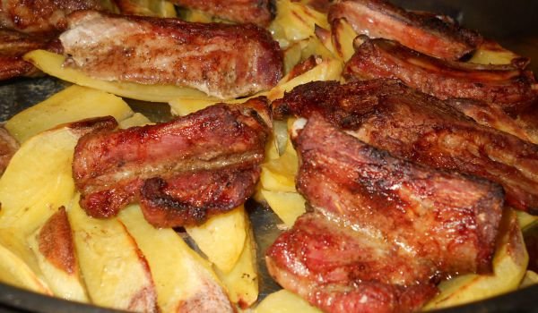 Свински ребърца с картофи
