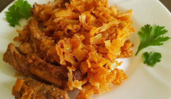 Свински ребърца с кисело зеле