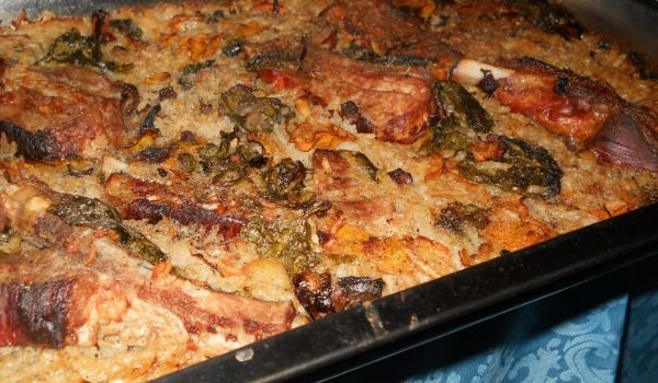 Свински ребърца с ориз и спанак на фурна