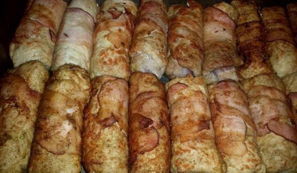 Свински рулца с пържен лук и сланина