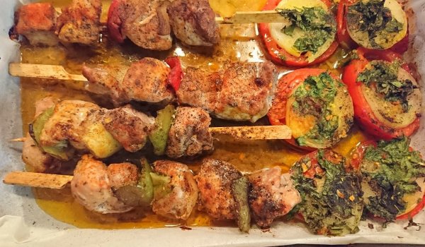 Свински шишчета с печени домати и лук