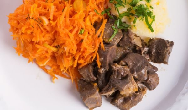 Свински сърца с лук и вино