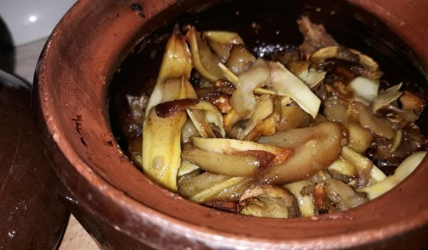 Свински ушички с гъби и масло в гювече