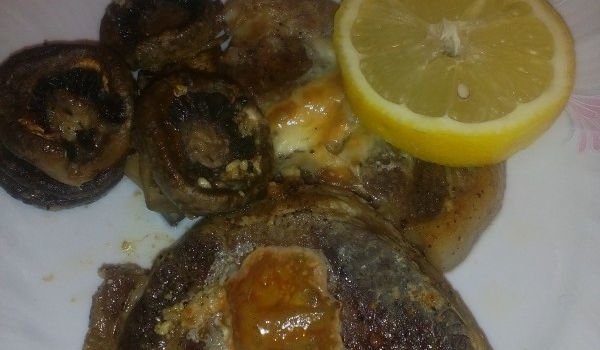 Свински вратни пържоли с гъби, топено сирене и вино