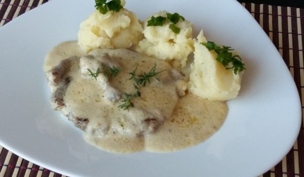 Свински вратни пържоли със сос и мащерка