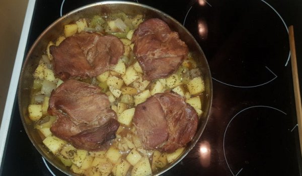 Свинските пържоли с картофи по мъжки