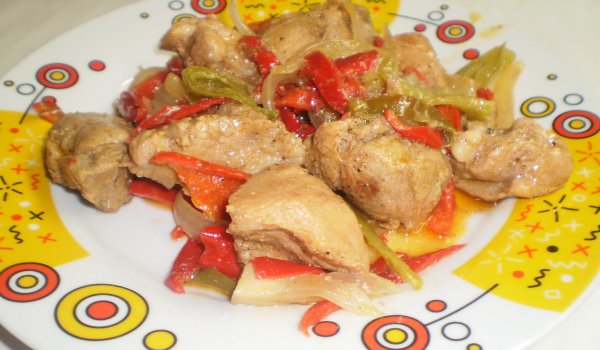 Свинско мариновано, пържено в тиган с лук и чушки