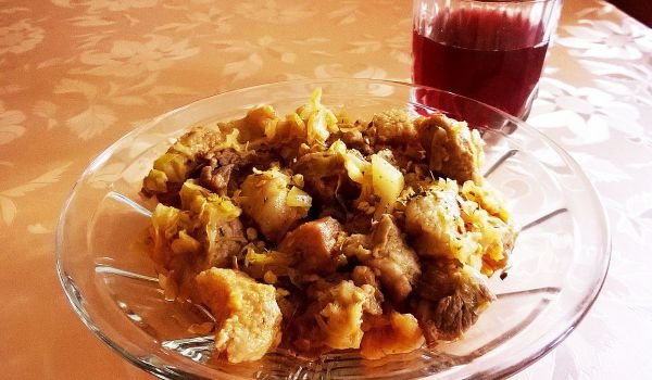 Свинско месо и пръжки с кисело зеле