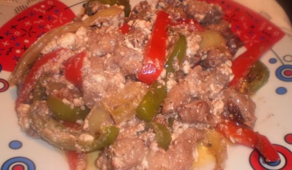 Свинско месо с чушки и сирене