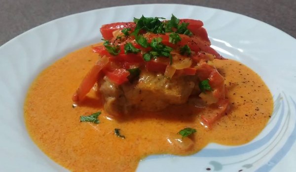 Свинско месо с чушки и сметана