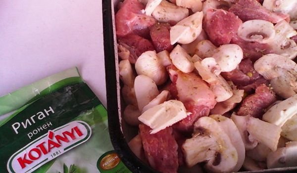 Свинско месо с гъби и риган