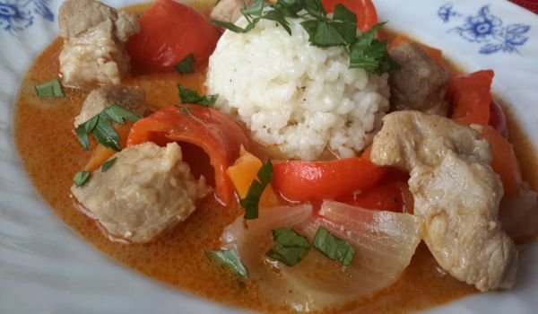 Свинско месо с камби, ориз и вино