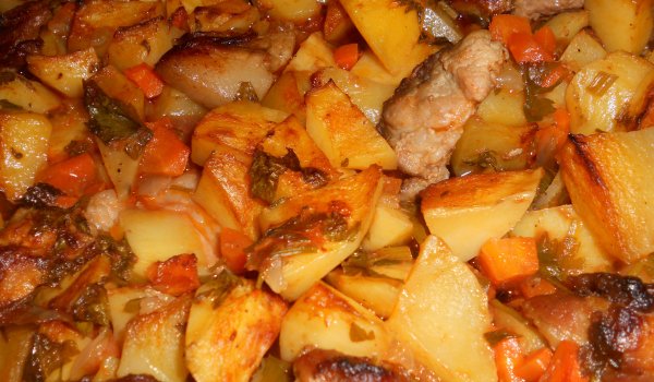Свинско месо с картофи на фурна