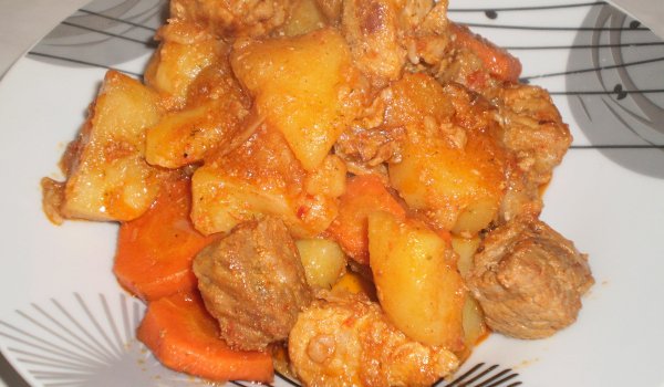 Свинско месо с картофи по руски