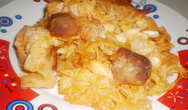 Свинско месо с кисело зеле и боб на фурна