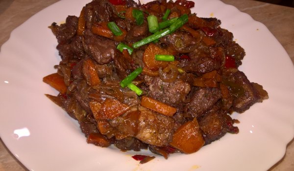 Свинско месо с лук и моркови