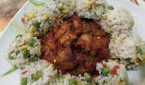Свинско месо с печени чушки и доматен сос