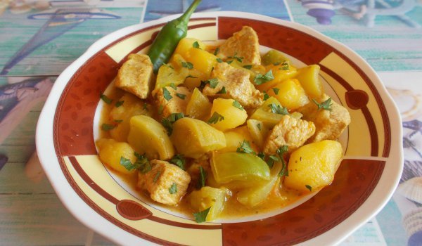 Свинско месо със зелени домати, картофи и лук