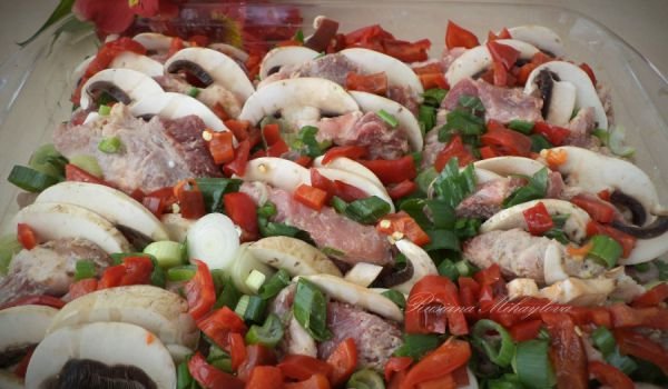 Свинско редено със зеленчуци и бяло вино