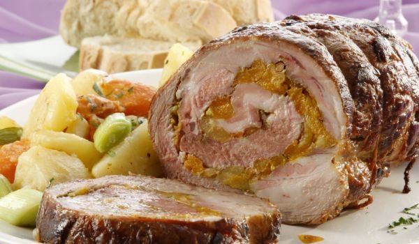 Свинско роле с ябълки и кайсии