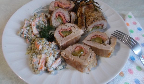 Свинско руло с вкусна салата