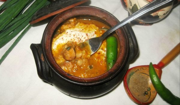 Свинско с боб, яйца и кашкавал в гювече